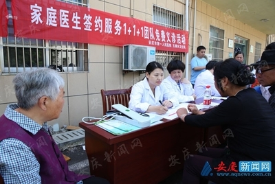 家庭醫(yī)生服務(wù)隊進社區(qū)，義診與健康咨詢暖人心